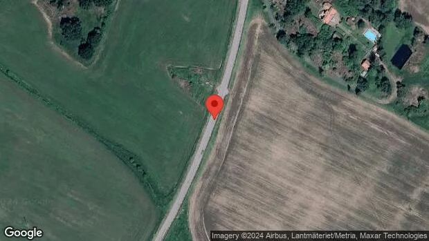 En personbil i olycka på väg 891
