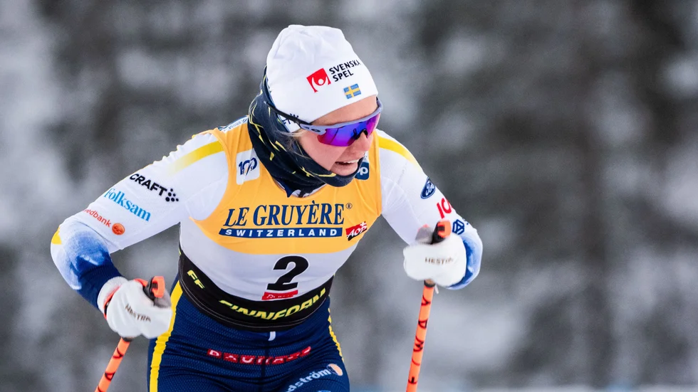 Emma Ribom körde sprintkvalet i lördags trots att hon hade ryggskott. Hon kastade in handduken inför kvartsfinalerna och drog sig ur.