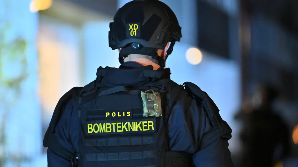 ”Förutom de uppenbara förlusterna när föräldrar förlorar sina barn i gängkonflikter och oskyldiga människor evakueras från sina hem för att bomber detonerar så kostar det samhället väldigt mycket pengar”, skriver två riksdagsledamöterna (S) och tycker att man kan begära att folkvalda inte har kopplingar till den systemhotande organiserade brottsligheten.