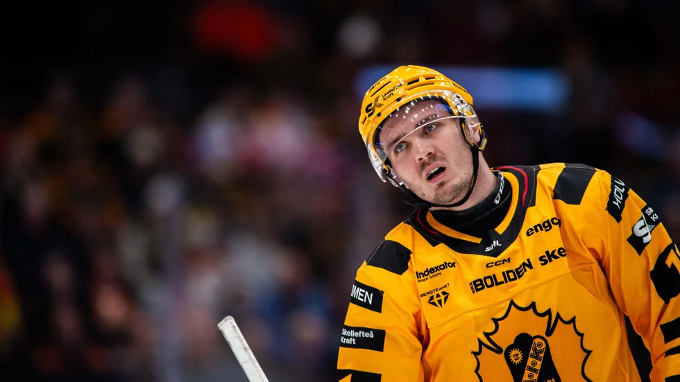 Max Lindholm, som var het i början av sösongen men som haft problem med poängproduktionen den senaste tiden, finns med i Tre Kronors trupp. 