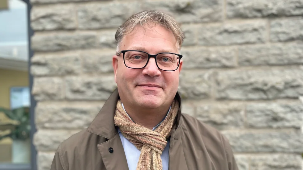 Fredrik Sundin spelade hem närmare tre miljoner kronor på V75 i helgen. "Ett spabad skulle vi vilja köpa", säger Skänningekillen.