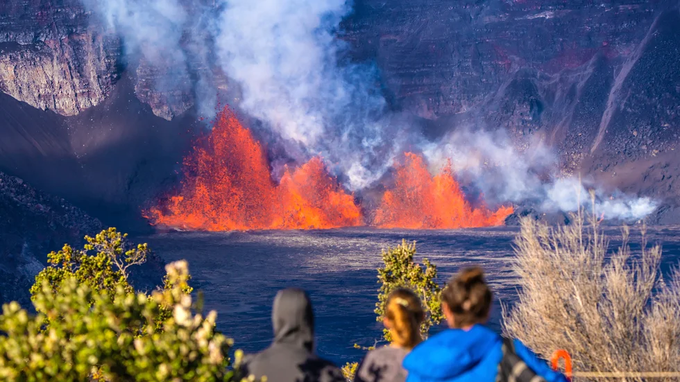 Nationalparken vid vulkanen Kilauea går ut med varningar efter att ett litet barn var nära att falla ner för en klippkant.