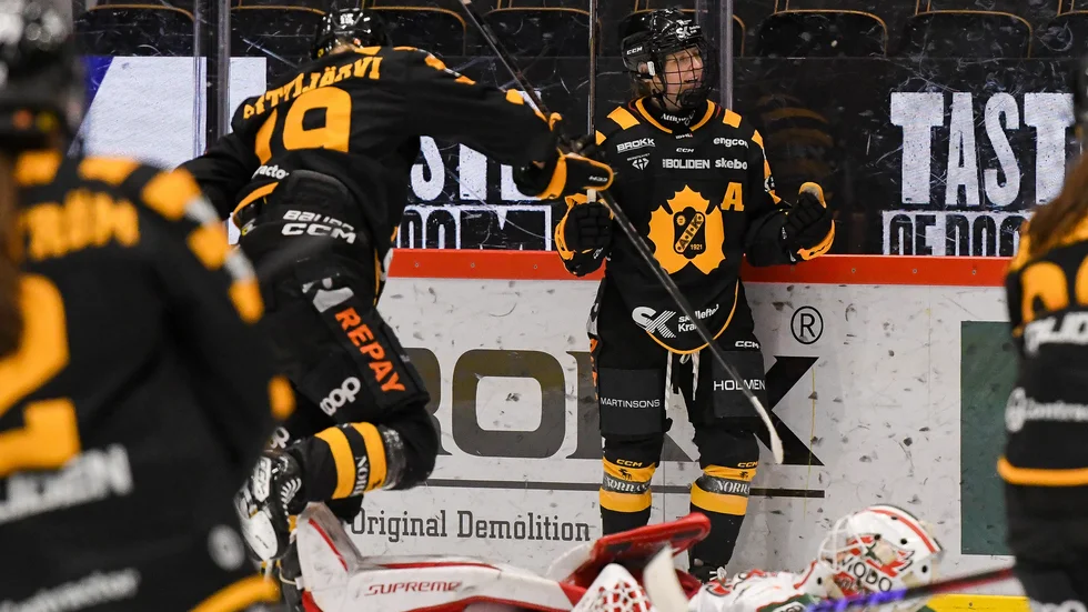 Nicoline Söndergaard-Jensen var en av isens främsta när AIK skrällde och slog tabelltvåan Modo med 5–2 i Skellefteå Kraft arena.