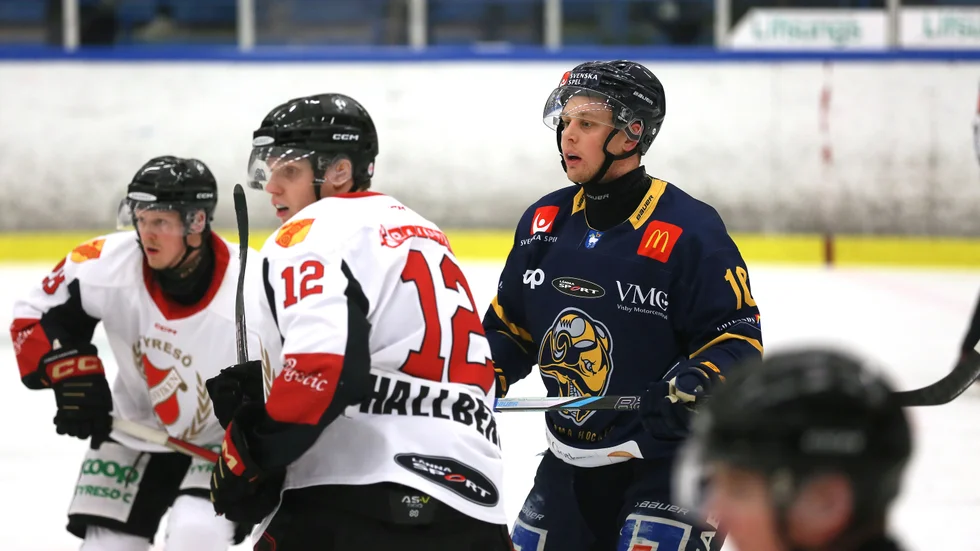 Karl Smedberg missar mötet med sin tidigare klubb HC Dalen. Centern är avstängd efter en tackling mot Halmstad i lördags.