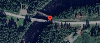 Ett körfält blockerat på grund av en stillastående personbil på väg 760