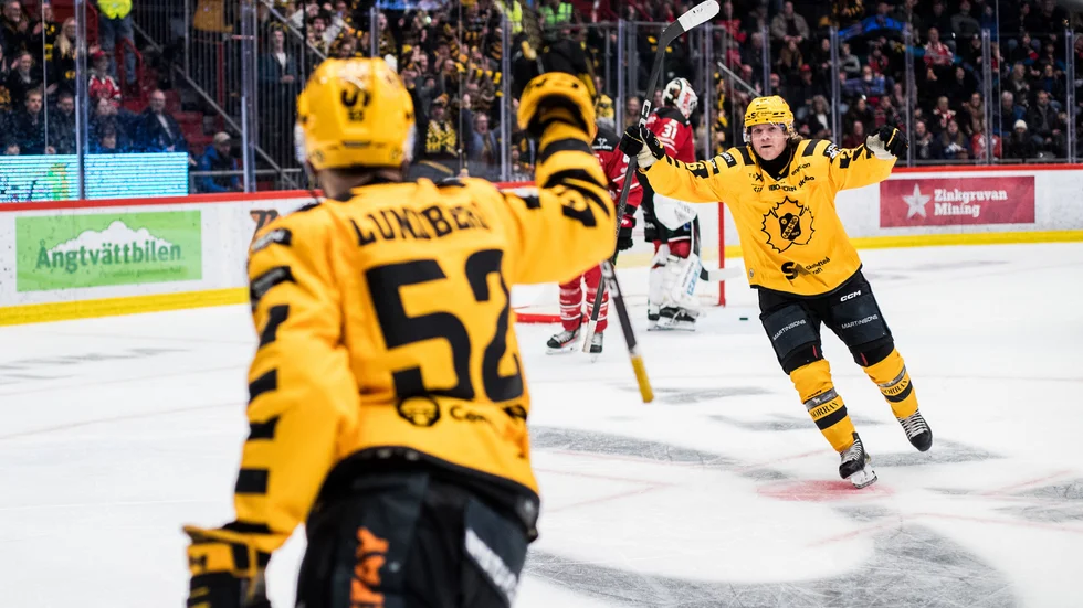 Arvid Lundberg, här i förgrunden, är känd som en defensiv gigant. Mot Örebro klev han fram med Skellefteå AIK:s matchvinnande tredje mål – och sin femte poäng på fyra matcher.