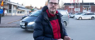 Tonårspappan Gregers oro för dotterns bussresor: "Klump i magen"