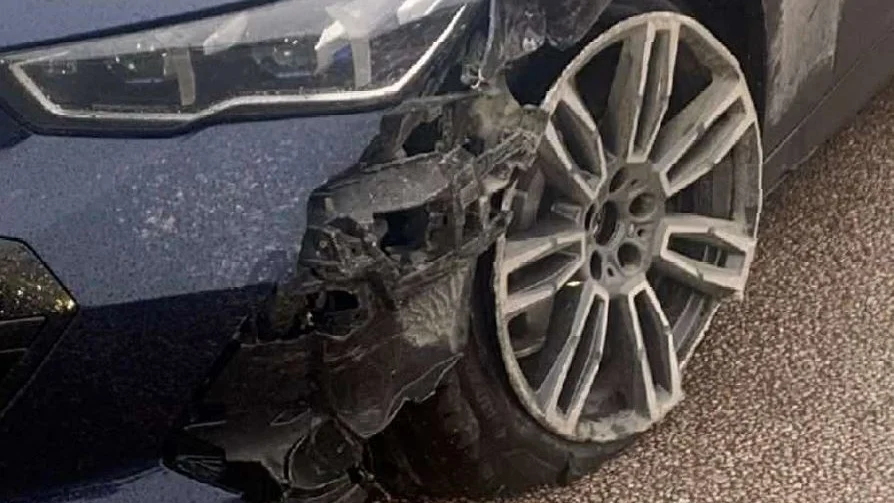 Med punkterat däck och skadad fälg fortsatte föraren köra på E4 efter olyckan. 