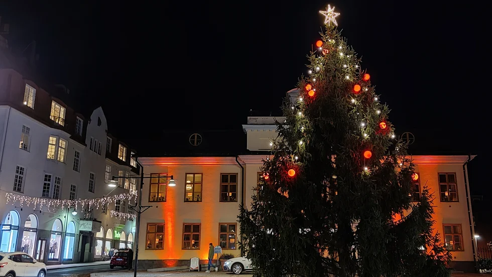 Så här såg Stora torget ut några minuter efter att granen tändes på tisdagskvällen.