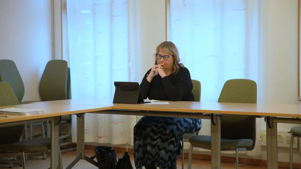 Helen Isacsson (S) anger stress som orsak till att partiet röstade fel när bildningsnämnden skulle ta beslut om nedläggning av skolor och förskolor.