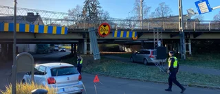 Bil krockade med vägskylt i centrala Linköping