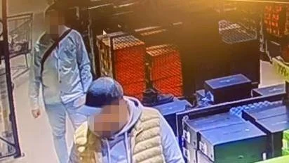 Övervakningskameran visar hur två av de tre männen genomför stölderna, menar åklagaren.