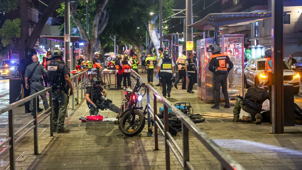 Polis och räddningstjänst vid platsen för attacken i Jaffa.