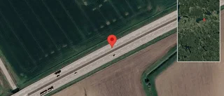 Ett körfält blockerat på grund av två stillastående personbilar på E4