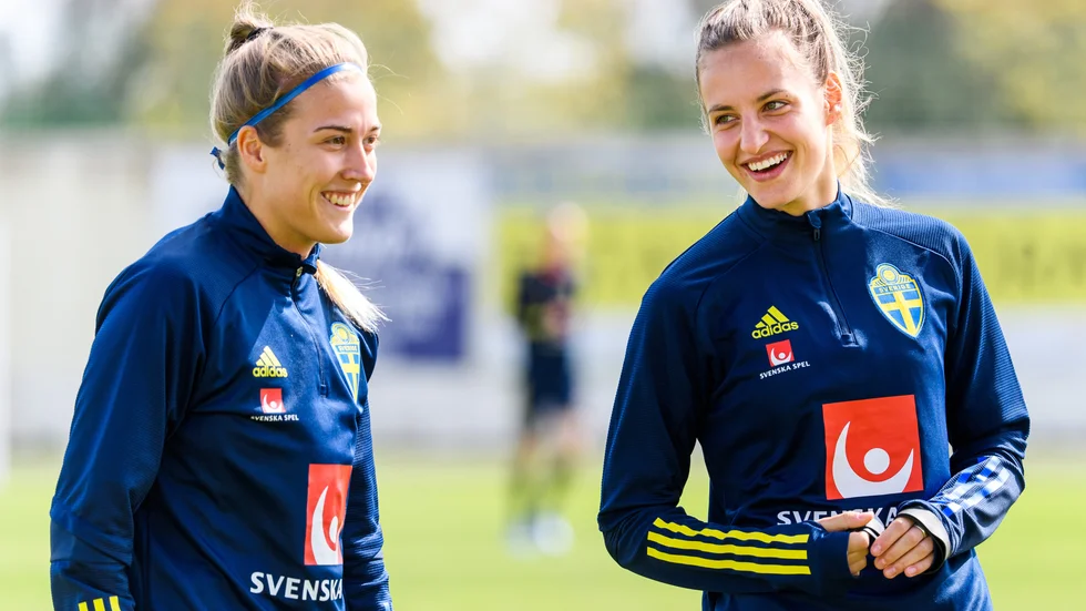 I landslaget är duon lagkamrater. Men nu kommer Filippa Angeldal and Nathalie Björn ställas mot varandra.