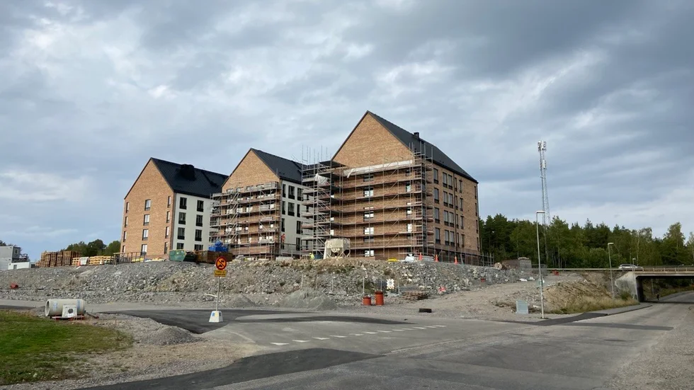 Det nya området Södra stadsskogen i Finninge växer fram. Till våren 2025 ska det här särskilda boendet för äldre stå färdigt.
