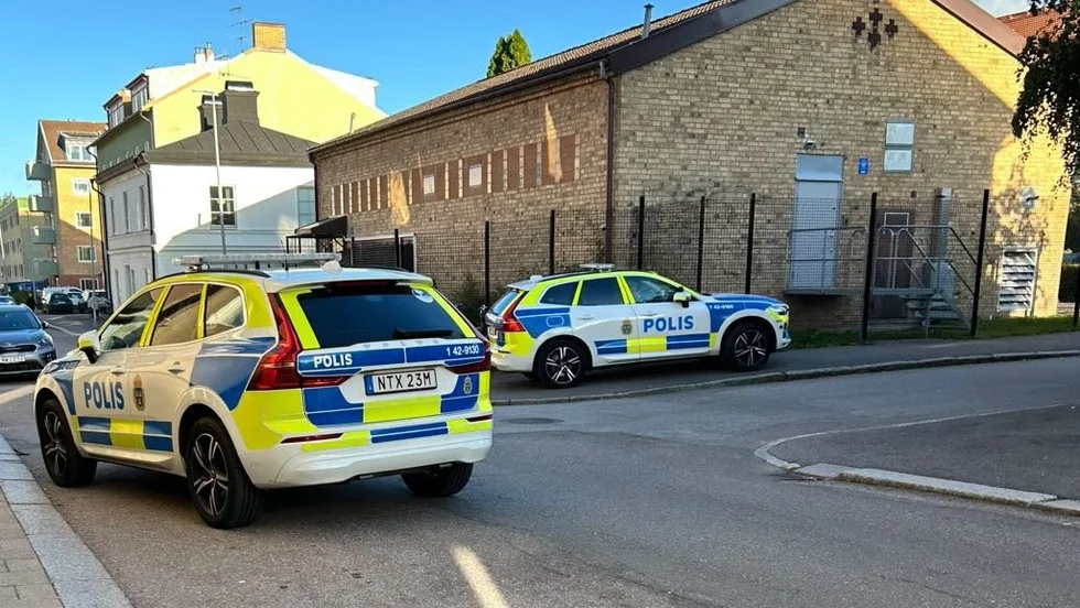 Flera polispatruller ryckte ut till Skolgatan i Gottfridsberg på söndagseftermiddagen.