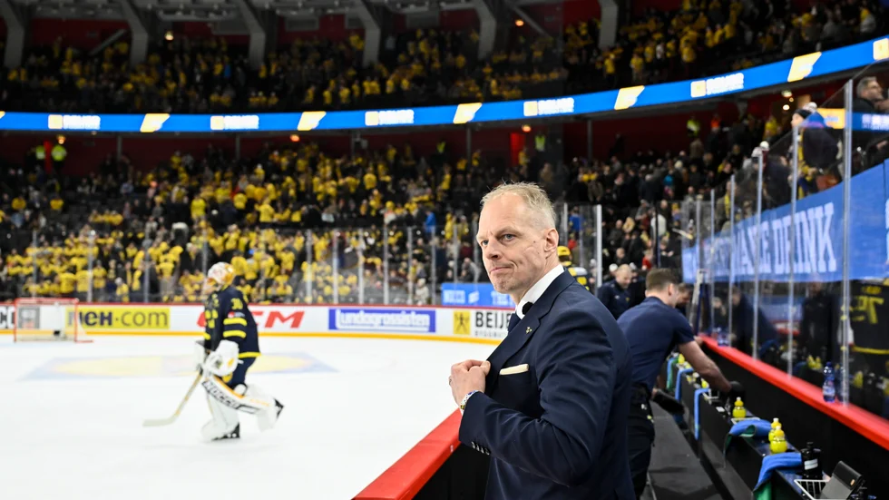 Ordinarie förbundskapten Sam Hallam förbereder sig inför Four Nations i Kanada som inleds om en knapp vecka. Då fick juniorkronornas Magnus Hävelid kliva in som "vikarie".