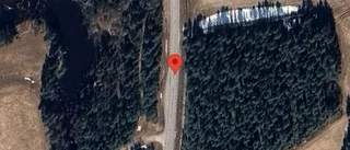 Brinnande fordon stoppar trafiken på väg 744