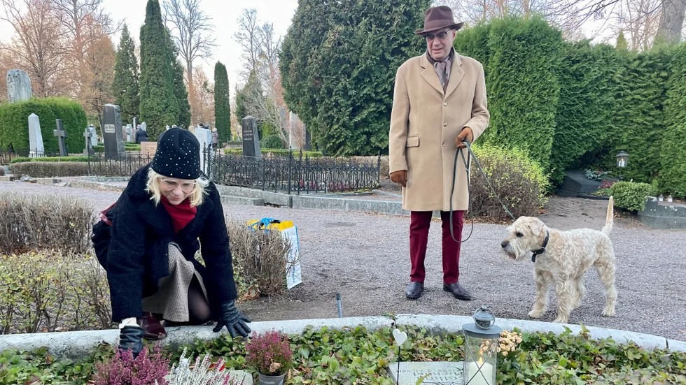 Makarna Solveig och Torgny Ringh med hunden Harry besökte fyra gravar under lördagen.