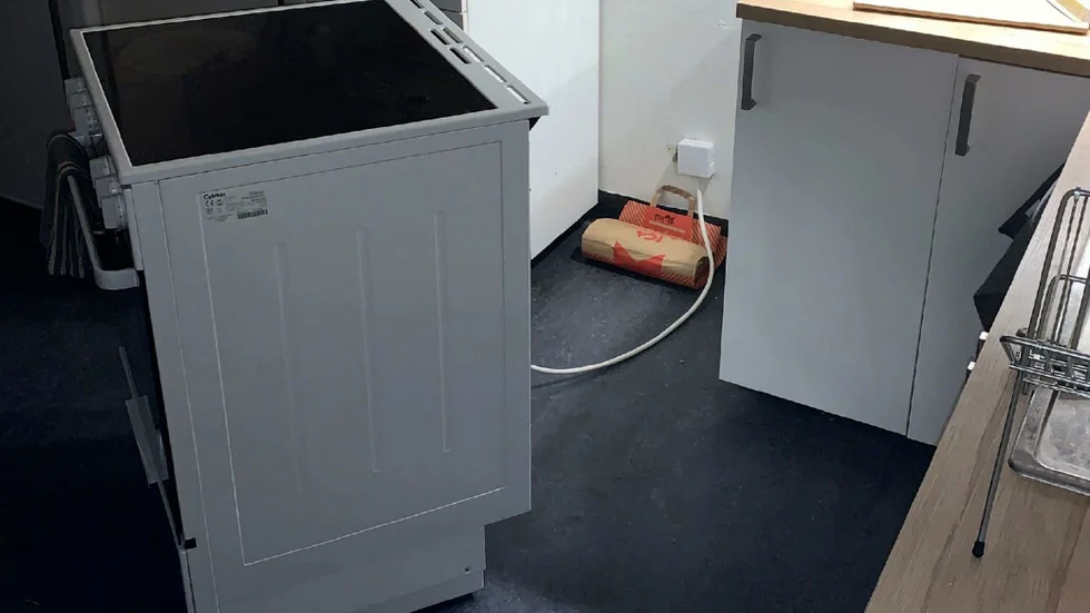 Vid en husrannsakan i en lägenhet i Mjölby hittade polisen 887 gram hasch gömt bakom spisen. (Bilden är hämtad ur förundersökningen.) 