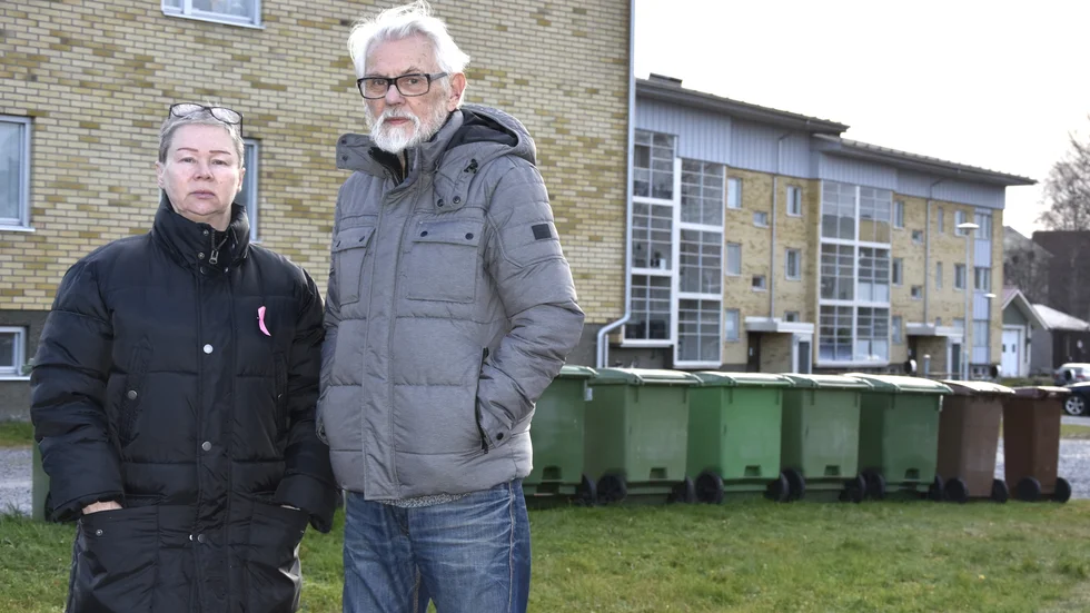 Britt Johansson och Sivert Holmberg vid hyreshusen på Kungsviksgatan. "Problemet har eskalerat" säger de om sopor som sprids i området.