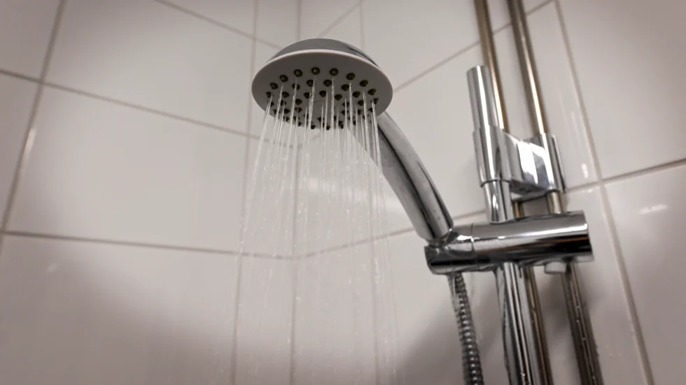 När pojken inte gjorde som bonuspappan sa en dag i somras så tvingades han att duscha kallt. Nu döms mannen.