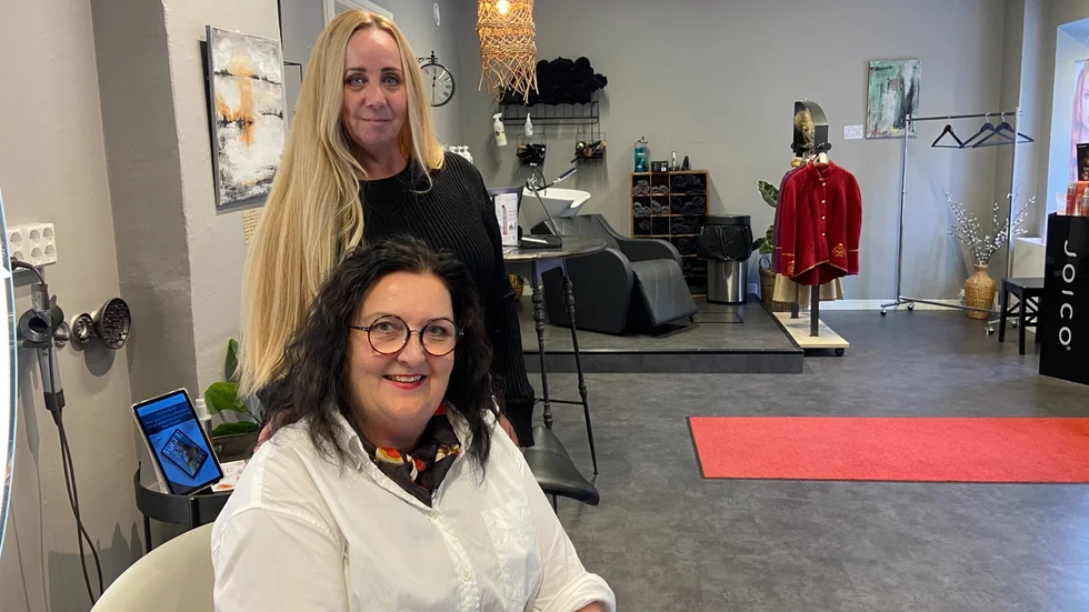 Anneli Alnebrand (stående) har förvärvat frisörsalongen ahead Strängnäs från Anniqa Gustafsson. Övertagandet skedde officiellt den 1 november då Anneli gjorde sin första arbetsdag på Hospitalslgatan.