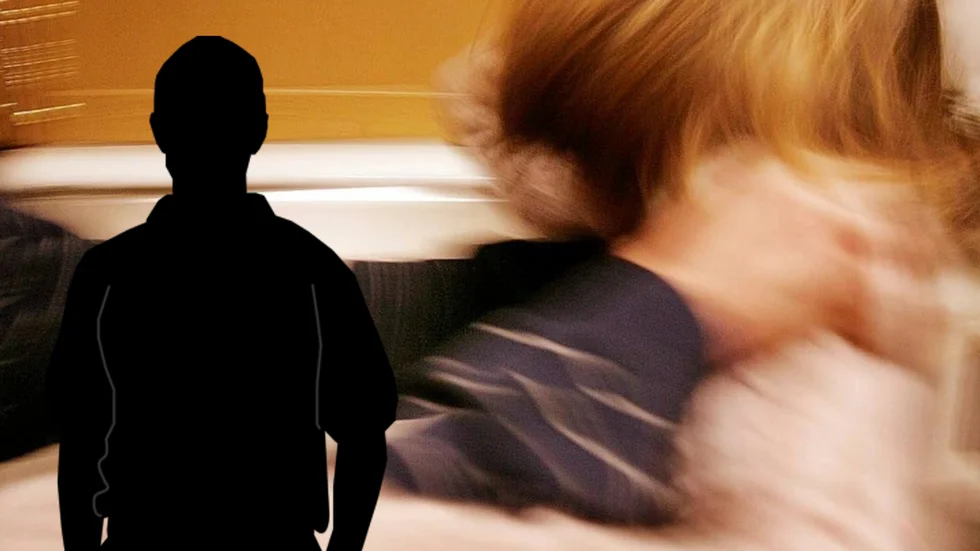 Den 24-årige mannen, som är bosatt i Skellefteå, misstänks för upprepade fall av misshandel mot dåvarande flickvännen – under två års tid. Nu har han häktats för grov kvinnofridskränkning. I polisförhör förnekas brott.