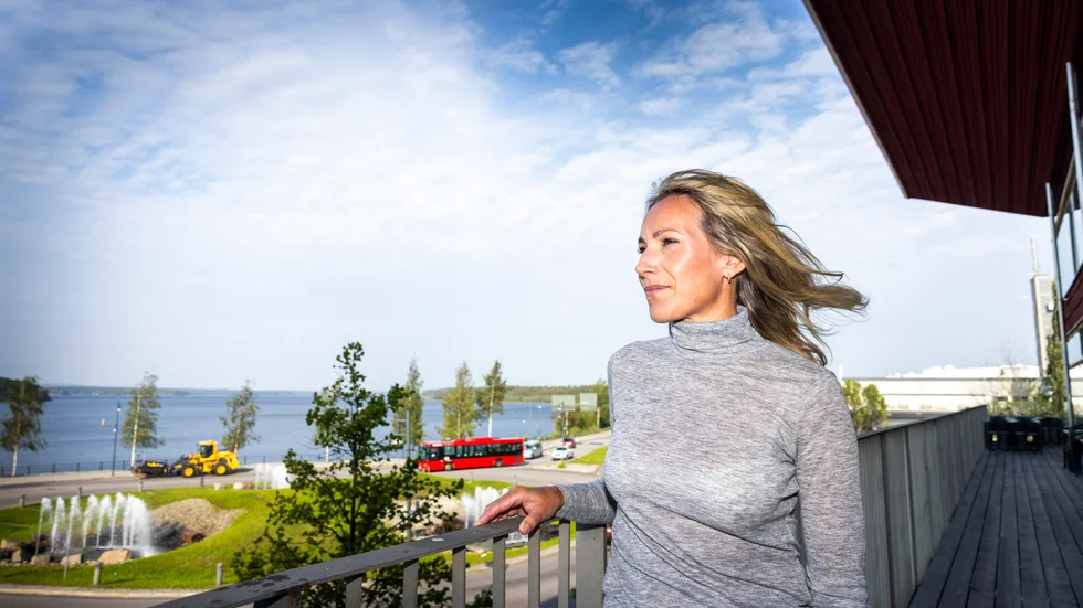 Jenny Frank, i sin gamla hemstad Luleå, blicksar framåt med hållbar konsumtion i fokus. "Vi behöver ställa om vårt sätt att överkonsumera för att minska belastningen på planetens resurser och ekosystem, och för att skapa en mer hållbar framtid för kommande generationer"