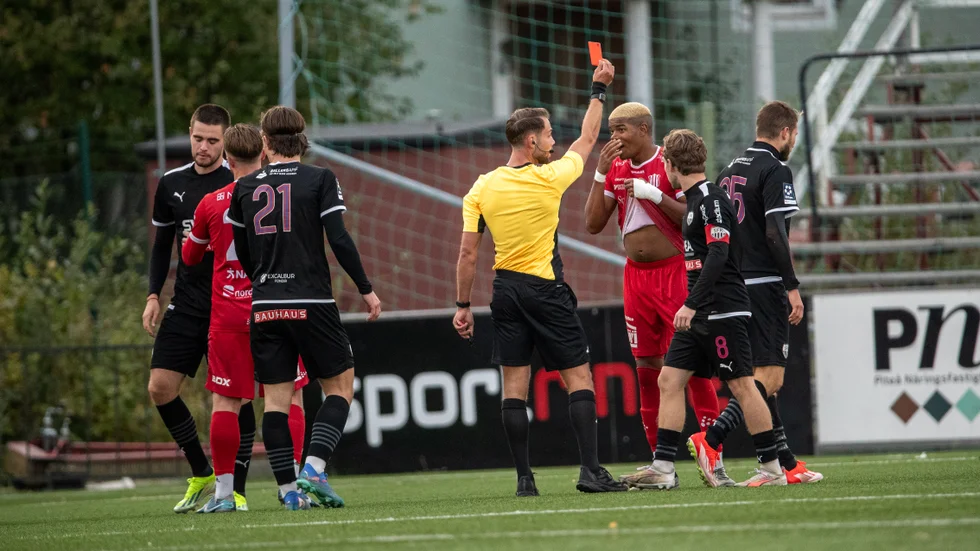 Dean Solomons satsade hårt i en tackling och fick rött kort. 