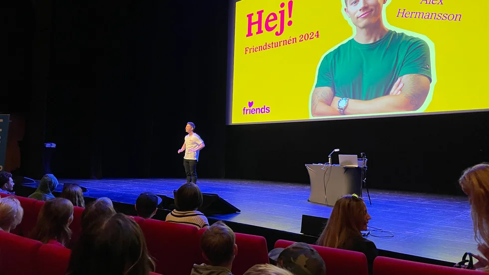 Alex Hermansson höll en inspirerande föreläsning mot mobbing för en fullsatt sal i Kulturens hus stora sal onsdag förmiddag.