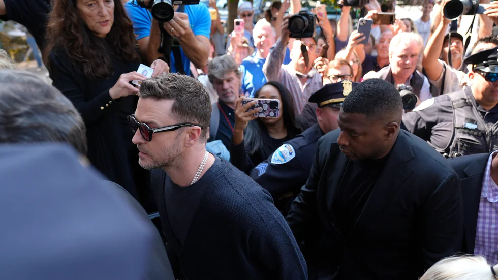 Justin Timberlake på väg in till rättssalen i Sag Harbor, New York där han erkänner ett brott och slipper straff för ett annat.