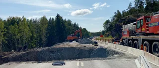 Därför har man grävt en jättegrop på E22