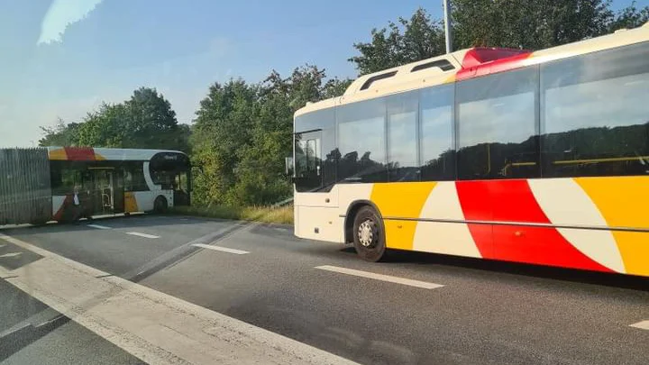 Buss stoppar trafiken. 