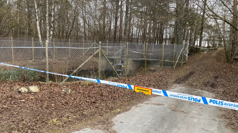 Avspärrning av platsen där vattensabotaget skett. ”Alltihop väcker frågor om vår beredskap. Är vi utsatta för en attack? Kommer det mera?” Gotlänningens ledarskribent undrar också om det ens finns övervakningskameror på strategiska ställen.