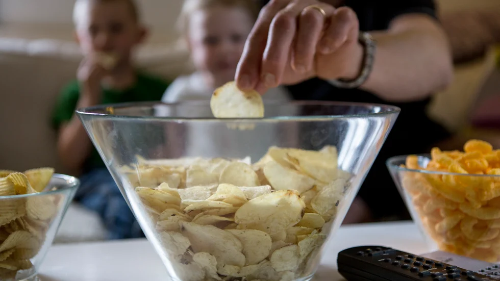 Snacksen som brukar ätas framför Melodifestivalen har ökat i kostnader med 32 procent, enligt en analys av Stockholms handelskammare. Arkivbild.