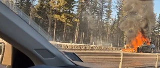 Bil eldhärjades på E4 vid Rosvik
