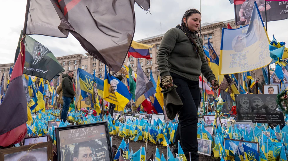En kvinna går på tisdagen igenom minnesmärket i Kiev över stupade soldater.
