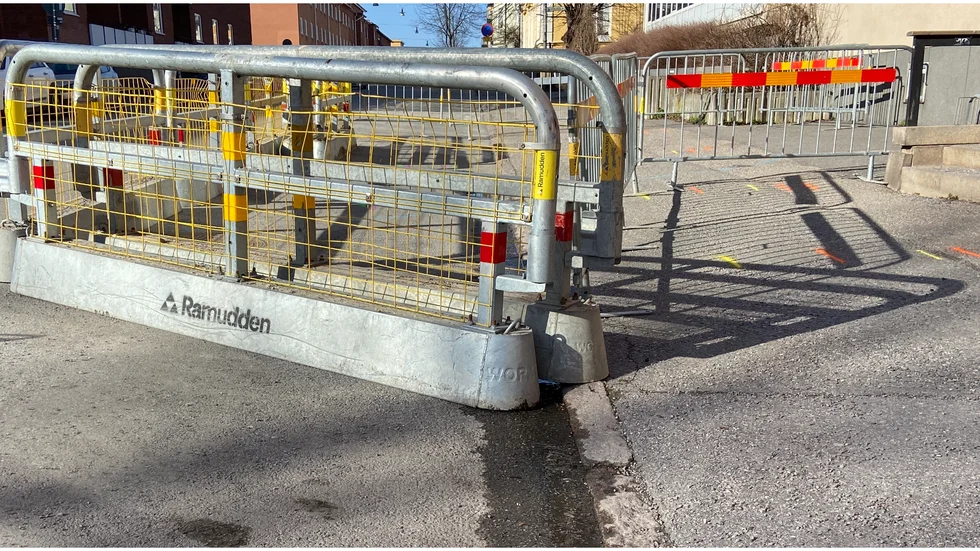 En trottoar och delar av Trädgårdsgatan har spärrats av inför VA-arbetet.