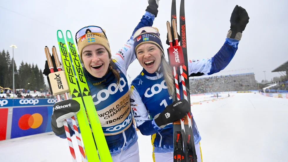 Sveriges Ebba Andersson (guld) och Jonna Sundling (brons) firar efter damernas skiathlon under skid-VM i Trondheim.