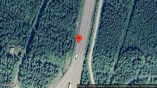 Ett körfält blockerat på grund av stillastående personbil på E4