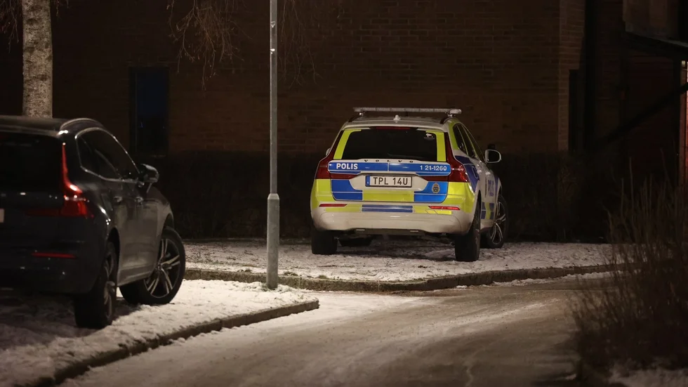 Mannen hittades utomhus. Polis larmades till platsen efter larm från sjukvårdare.