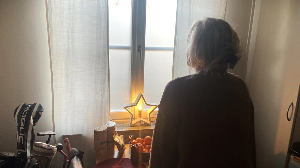 Mona har valt att inte medverka med sitt ansikte eftersom hon inte vill påminna patienten och anhöriga till honom om hur hon ser ut. 
