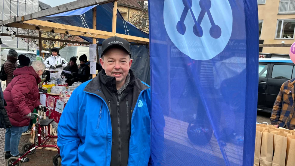 Kenny Fransson stod vid Moderaternas bord på Tomasmarknaden i Vimmerby.