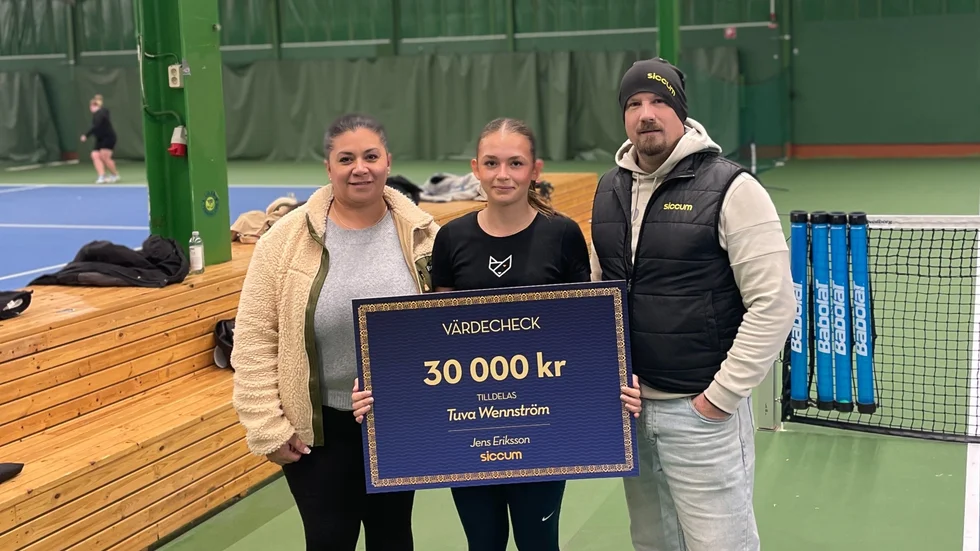 Tuva Wennström överraskades av en sponsor med en värdecheck i träningshallen. Här tillsammans med tränaren Alejandra Hernandez Quiroz-Skidmore och Jens Eriksson.