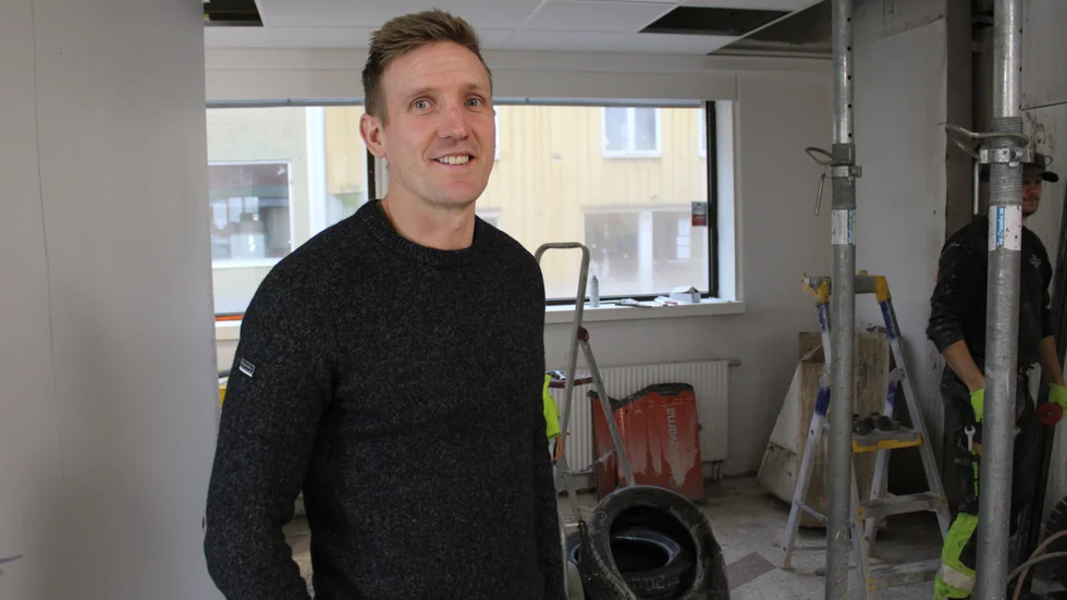Butikschef Kim Wickström mitt i ombyggnaden som ska vara klar i mars.