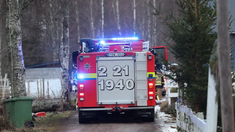 Räddningstjänsten på plats vid villan. 