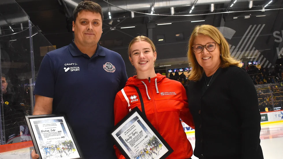 Kristian Zahr, Rebecka Ögren och Catarina Hägglund på isen i första periodpausen av matchen i Skellefteå Kraft Arena.