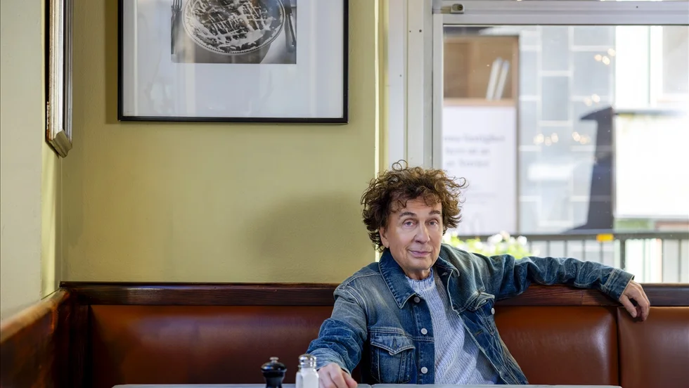 Magnus Uggla är aktuell med romanen "Roland från Småland" och jubileumsshowen "50 år på tronen".